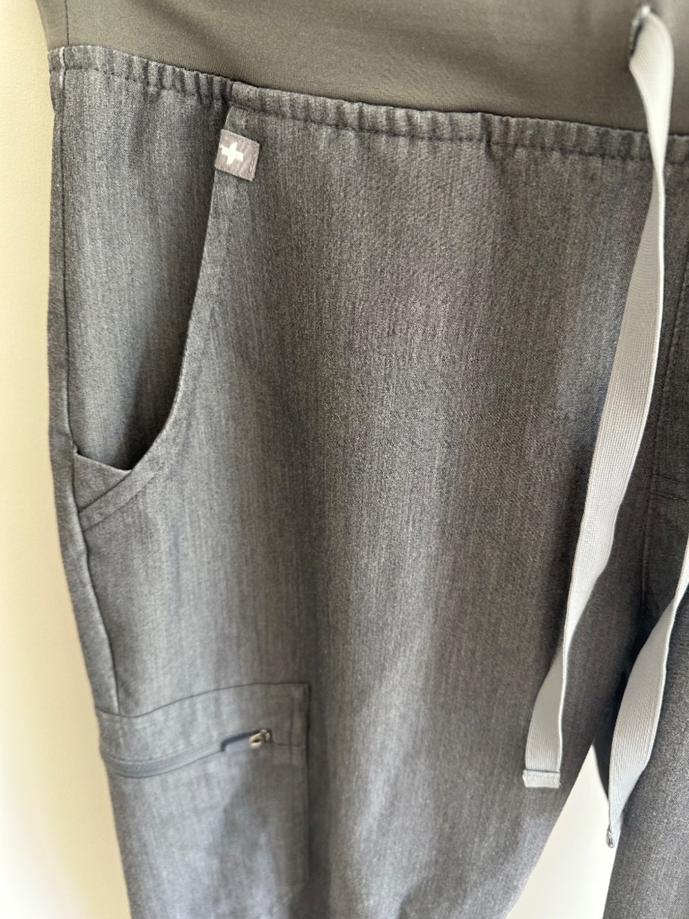 FIGS women’s scrub set (gray) - Picture 6 of 9